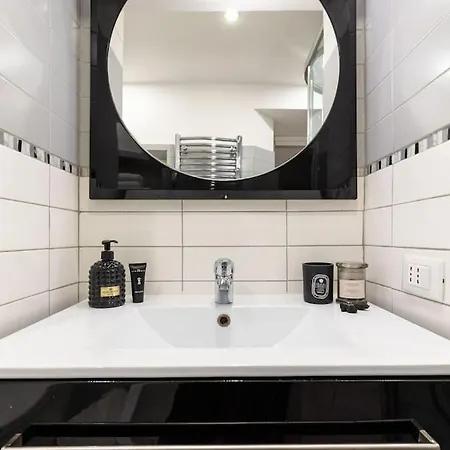 Design Loft Near Colosseo דירה רומא